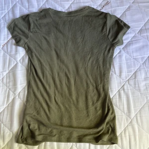 Militärgrön t-shit Medium - Det är en militär grön t-shirt, väldigt stretching och fin, storlek är: 157 M, fick den av en gammal kompis men tycker tyvärr inte om den jag har haft den ganska länge men har inte använt den
