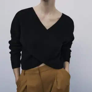 Säljer den här zara tröja med omlott🌸 nopprig men fin ändå🌸 skriv för egna bilder🌸 50kr + frakt
