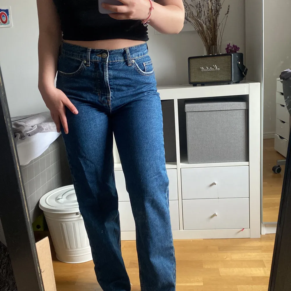 säljer dessa jeans från urban outfitters då de inte längre kommer till användning. stl 28 i midjan och 30 i längden, perfekt längd för mig som är 165. köpta för 800, säljer för 100+frakt. kan mötas upp i centrala stockholm. skriv till mig för fler bilder! 💕. Jeans & Byxor.