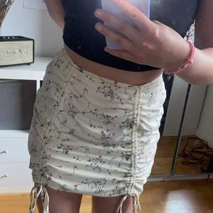 superfin kjol från missguided <3 säljer eftersom den inte längre kommer till användning. storlek 38 (M). 80 kr + frakt. kan mötas upp i centrala stockholm. skriv till mig för fler bilder 💕