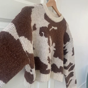  stickad tröja  - En stickad tröja men bruna fläckar💘. HELT NY