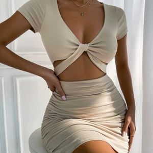 Beige klänning - Jättefin beige klänning i mjukt material, passar i längden på mig som är 174 lång men är för liten vid brösten så passar bäst om man har ganska små bröst skulle jag säga