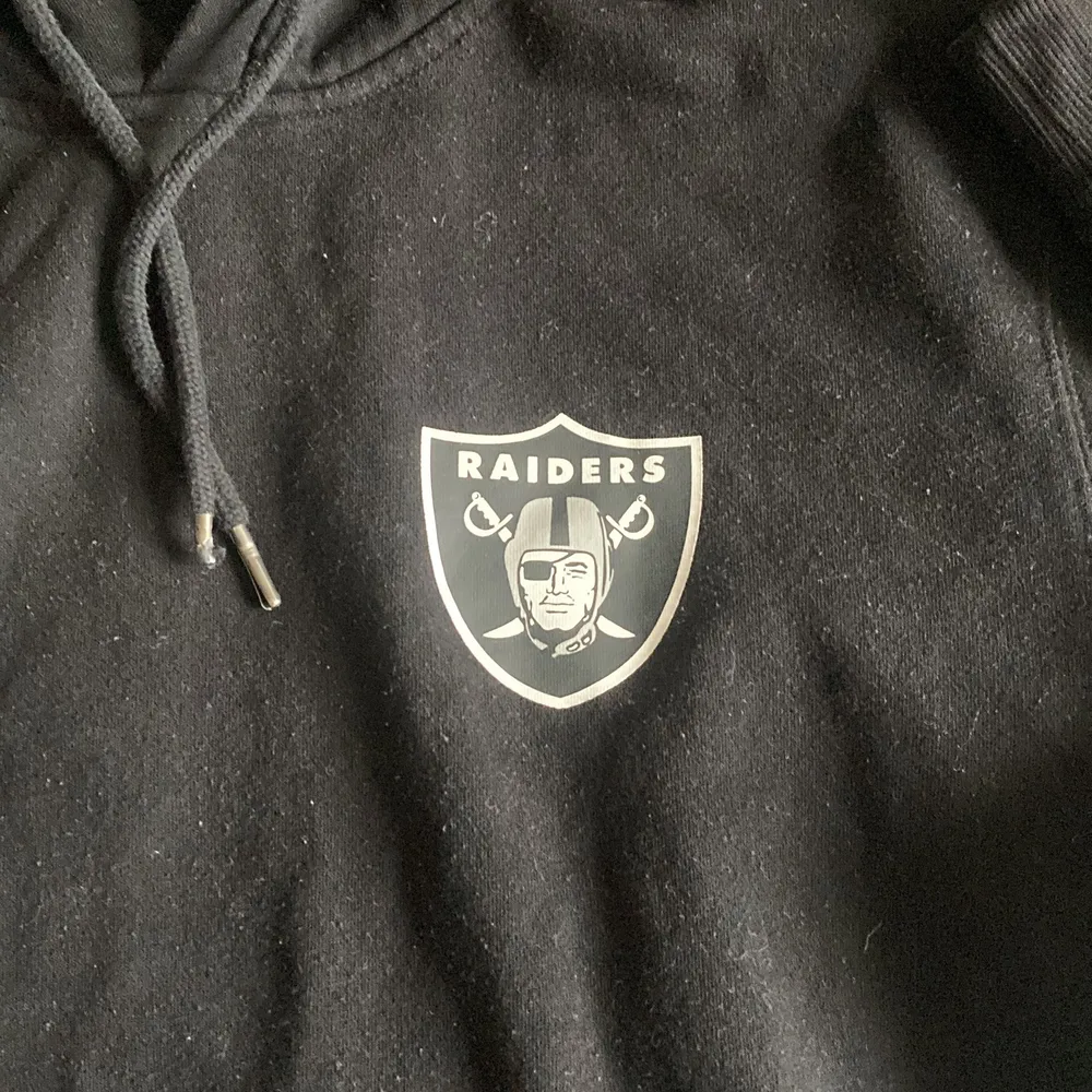 Säljer min raiders hoodie då den aldrig används. Haft den ett tag så drar ner på priset😎 Den är oversize så den passar både som en S och M och både tjejer och killar. . Hoodies.