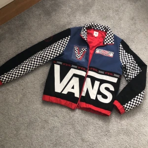 VANS BMX JACKA (Limited edition)  - Vans BMX jacka som köptes julen 2020. Det är en limited edition kollektion och går därför inte längre att köpa i Vans butiker. Nyskick, Använd 1-2 gånger och har sedan dess hängt på min galje.                                                                       Köptes för 1299 kr. Lägg bud!                                              Finns i Göteborg annars står köparen för frakten. 
