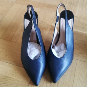Jätte fina skor. Blå 300. Svart 200 den  - Jag har använd bara en gång 