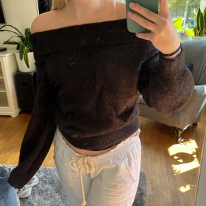 stickadtröja  - Jätte fin tröja som man både kan ha lite of shoulder som jag har på bilderna eller lite högre upp som en vanlig tröja. från hm i storlek xs. Kan mötas upp i Sundbyberg/stockholm annars står köparen föe frakten