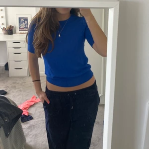 Zara stickad tshirt - Snygg stickad T-shirt från zara💗storlek s passar xs-m beroende på hur man vill att den ska sitta! Använd -5 ggr