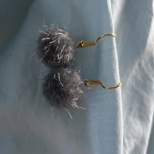 Örhänge  - Säljer dessa jätte fina örhängen! Finns även i beige, om man är intresserad av dom beiga kan man kontakta oss privat så kan vi skicka bild på de beige! 10kr st + 13 frakt!💖