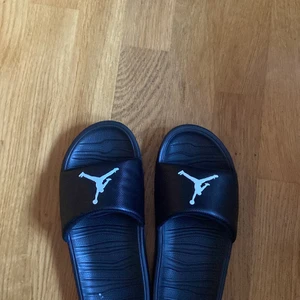 Jordan tofflor - Helt nya jordan tofflor i storlek 38.5 dem är jätte fina och säljer för jag ångrar mig men kan inte låmna tillbaka dem