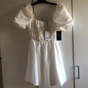 Fin, oanvänd, vit klänning från NAKD. Vanlig i storleken, inte genomskinlig. Säljer då jag valt en annan studentklänning.