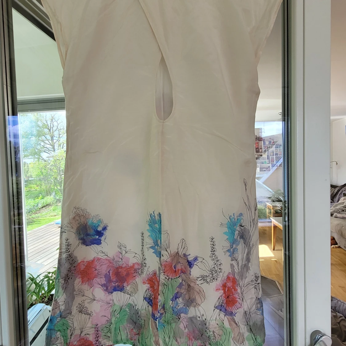 Sidenklänning med blommönster storlek 36 - 90