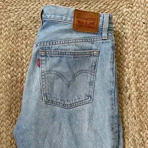 Superfina Levis jeans som tyvärr är lite för stora för mig, mycket bra skick! Skulle säga ca storlek 28 i midjan💞 köparen står för frakt eller ev avhämtning🫶🏻
