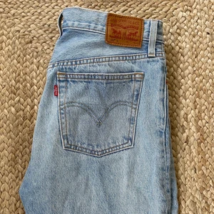Levis jeans 501 - Superfina Levis jeans som tyvärr är lite för stora för mig, mycket bra skick! Skulle säga ca storlek 28 i midjan💞 köparen står för frakt eller ev avhämtning🫶🏻