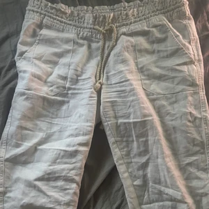 Linnebyxor  - Roxy linne byxor som är nästan helt nya har använt 1 gång då jag inte gillade dom på! Dom kostade runt 600kr nya på roxys sida 💗