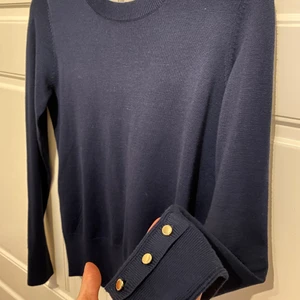 Finstickad tröja - Superfin finstickad tröja i marinblå färg. Har använt några få gånger och har inget tecken på användning eller skador