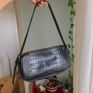 Svart minibag  - Svart minibag med krokodilmönster! Använd men i bra skick🖤