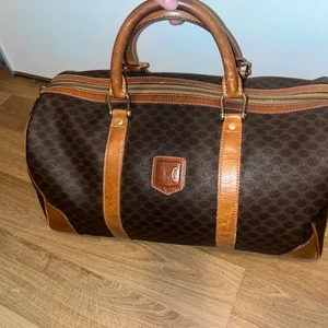 Celine 24H weekend bag - Säljer en Celine weekend bag i nyskick! En retro bag som köptes second hand för ett tag sedan och har aldrig använts av mig. Jag köpte den för ca 5000 och säljer för 3000. Namn tag och lås ingår i priset. Funkar både till man och kvinna.