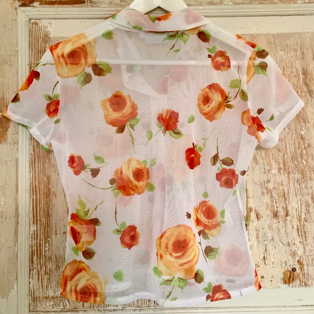 Säljer denna blommiga Mesh skjorta från märket Hennes! Köpt secondhand men är i superbra skick! Markerad som L men sitter som S/Xs☺️ Köparen står för frakten!🚚. T-shirts.