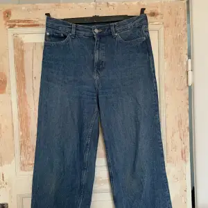 Baggy jeans från Weekday i modellen Rail!  Storlek 25/30 men passar även större och mindre storlekar beroende på hur man vill att de ska sitta!☺️ Köparen står för frakten!🚚