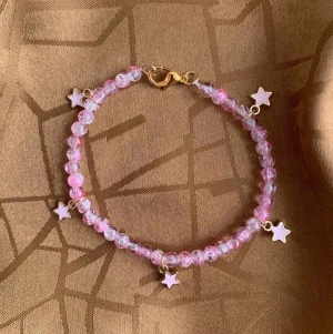 ⭐️ Stjärn armband ⭐️  - ⭐️ Stjärn armband ⭐️   • Armband i olika storlekar och  färger 🎨 • DM:a vid intresse 💕 Finns i färgerna 🎨:  • Röd ❤️  • Grön 💚  • Blå 💙  • Rosa💗   . Svart 🖤