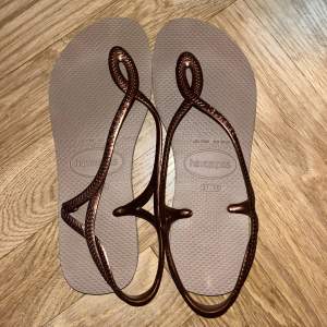 Oanvända sandaler havaianas utmärkt skick.