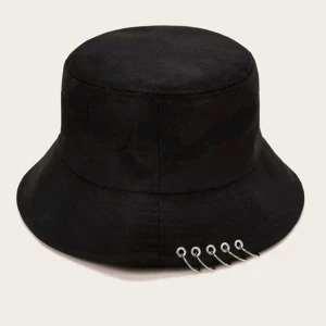 Bucket hatt med öljetter - En bucket hatt med öljetter, jag jar tagit av ringarna från första bilden så de följer inte med 