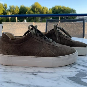 Axel arigators - Jag säljer mina Axel arigators som är i storlek 39 pga att jag har växt ur dem 🔥dem e gröna och mocha! Dessa skor kostar 2000 nypris men är slutsålda överallt så jag säljer dem för 700 kr 💝🎉🤩det är bra skick på skorna och jag har inte använt dem super mkt