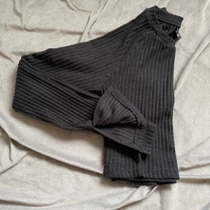 Skön topp från Gina - Supersöt ribbad topp från gina med slits i ärmarna. Superskön.⚡️