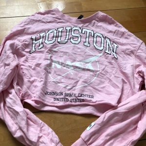 Tröja - Rosa tröja, aldrig använd. Frakt tillkommer på 50kr!