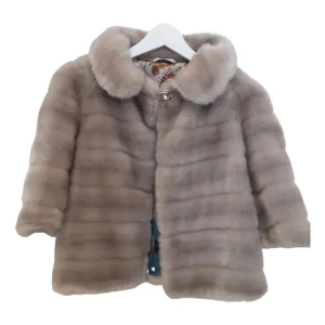 Faux fur coat/cape - Fuskpäls från märket Liu.Jo. kort modell med trekvartsärm. Strl. 40 IT, så typ en 36/38 EU. Använd 1 gång.