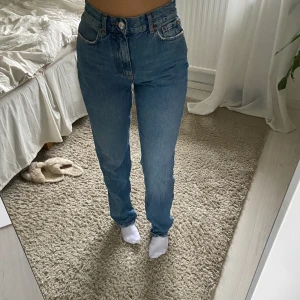 Jeans med långa ben - Jättefin mörkare tvätt och långa i benen, jättesnygg passform men är tyvärr för stora för mig nu. 