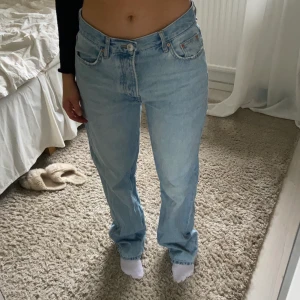 Low waist baggy jeans - Strl 36, väldigt pösiga i modellen. Säljer för att jag inte använder den typen av jeans längre