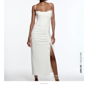 Vit klänning från zara - MEDELLÅNG KLÄNNING MED DRAPERING Använd 1 gång  Ny pris 499kr