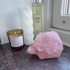 Rosen kvarts - Stor kristall av äkta rosen kvarts, kärlekens sten 💖Säljer då den tyvärr inte kommer till användning, köparen står för frakten som tillkommer på 66kr!