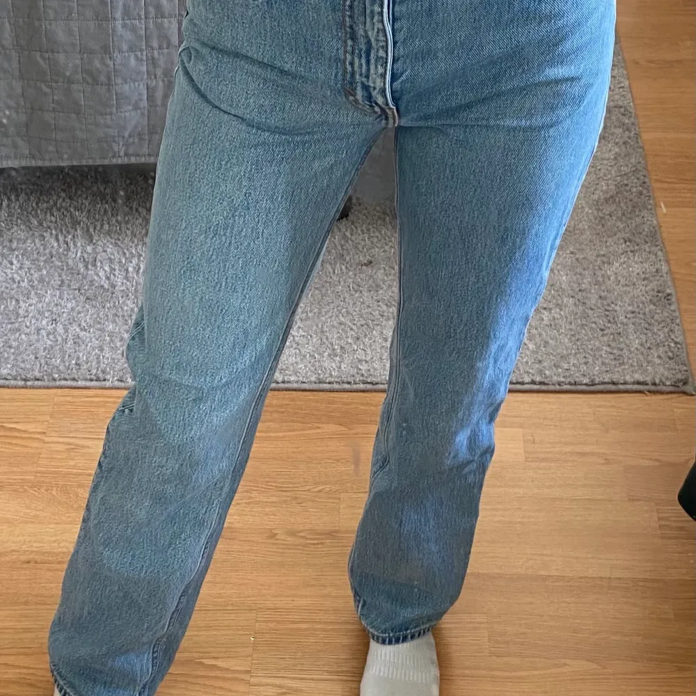 Fina Weekday byxor i strl W25 L32  Voyage HigStraight Jeans lågmidjade blåa jeans Aldrig använda då dom är för små för mig. Jag är 163 och dom bra i längden.  För frågor skicka Dm 😊. Jeans & Byxor.