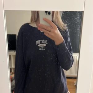 Tröja - Mörkblå tröja med texten ”Boston USA”. Lite fodrad inuti, men väldigt tunn tröja. Sjukt mysig🫶🏻
