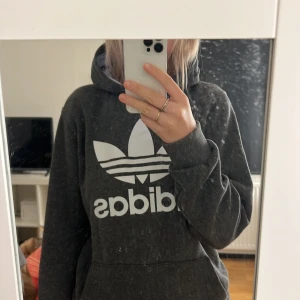 Adidashoodie - Adidas hoodie, mörkgrå, strl S. Sjukt mysig hoodie, knappast använd🫶🏻
