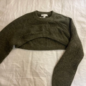 Stickad tröja - Stickad tröja som man kan ha över en annan tröja, oanvänd 🫶🏼❤️‍🔥 hör av er vid frågor!