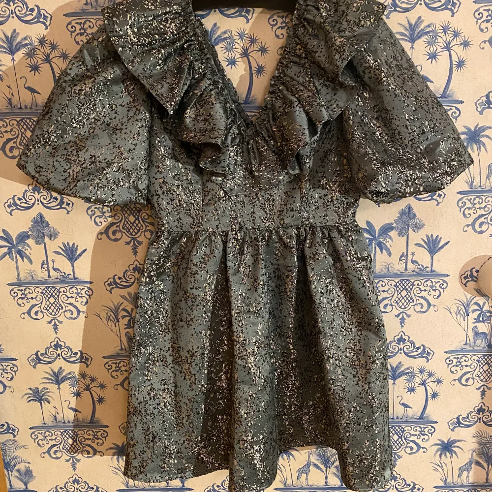 Clarisse miniklänning från by Malina från denna säsong. Använd en gång av mig för en fest och har inga fläckar. Storlek M/38. Nypris 2999 kr i butik just nu : https://www.bymalina.com/en/occasion-wear/clarisse-dress# . Klänningar.