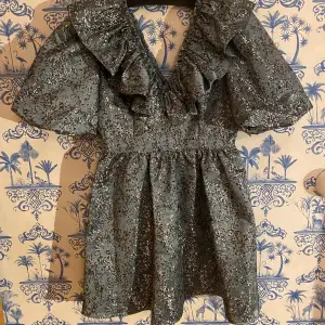 Clarisse miniklänning från by Malina från denna säsong. Använd en gång av mig för en fest och har inga fläckar. Storlek M/38. Nypris 2999 kr i butik just nu : https://www.bymalina.com/en/occasion-wear/clarisse-dress# 