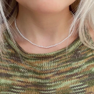 Pärlhalsband Vit - Nu säljer jag dessa superfina vita pärlhalsbanden som passar till alla årstider! Passar till allt och piffar lätt upp din vardag eller fest outfit! 