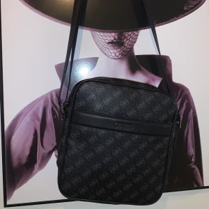GUESS väska  - Unisex väska 