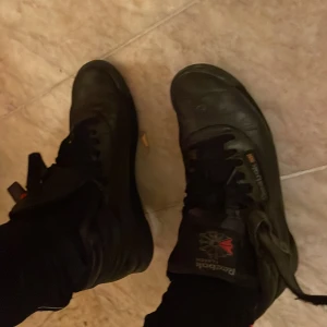 Reebok i svart läder - Svarta Reebok i läder. Stl. 38 Säljer dem för 59kr+frakt 59 kr (står köparen för)