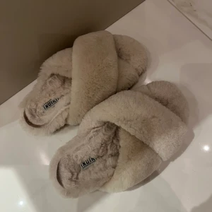 INUIKII Tofflor!!! - Nu säljer jag dessa ursköna och snygga tofflorna. Kan användas både som utomhus tofflor och inomhus. Säljer då de är aningen för små för mig. Nypris 2000kr.