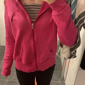 Rosa Kofta - Super snygg rosa kofta!! Storlek S skulle jag tro passar xs och m!! Från märket puma