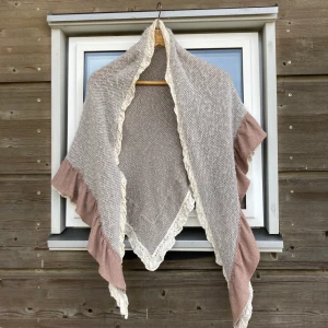 Ester Eleonora oversized sjal  - Min fina sjal från Ester Eleonora som passar i alla årstider. Jättefin över en tröja eller som värme på kvällen. Inga skador, fint skick. 