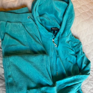Juicy couture - Set med byxor och hoodie. Inga print. Turkos. 