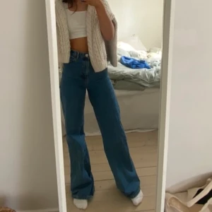 Vida jeans - Säljer mina älskade vida jeans från Lindex! Älskar passformen och färgen är så så fin till hösten!! Strl 34 men passar på mig som är en 36:a! Säljer för 300kr+frakt! (Andra bilden visar färgen bättre)