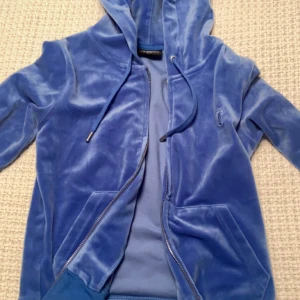 Juicy kofta - En juicy kofta i storlek xs, knappt använd och aldrig tvättad.