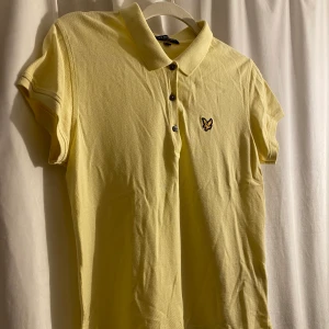 Lyle & Scott vintage pike ljusgul stl L - 90-tals inspirerad piketröja från Lyle & Scott. Ljusgul/svavelgul stl L, något kort i modellen. 100% bomull. Fint skick, sparsamt använd. Köparen betalar frakten.